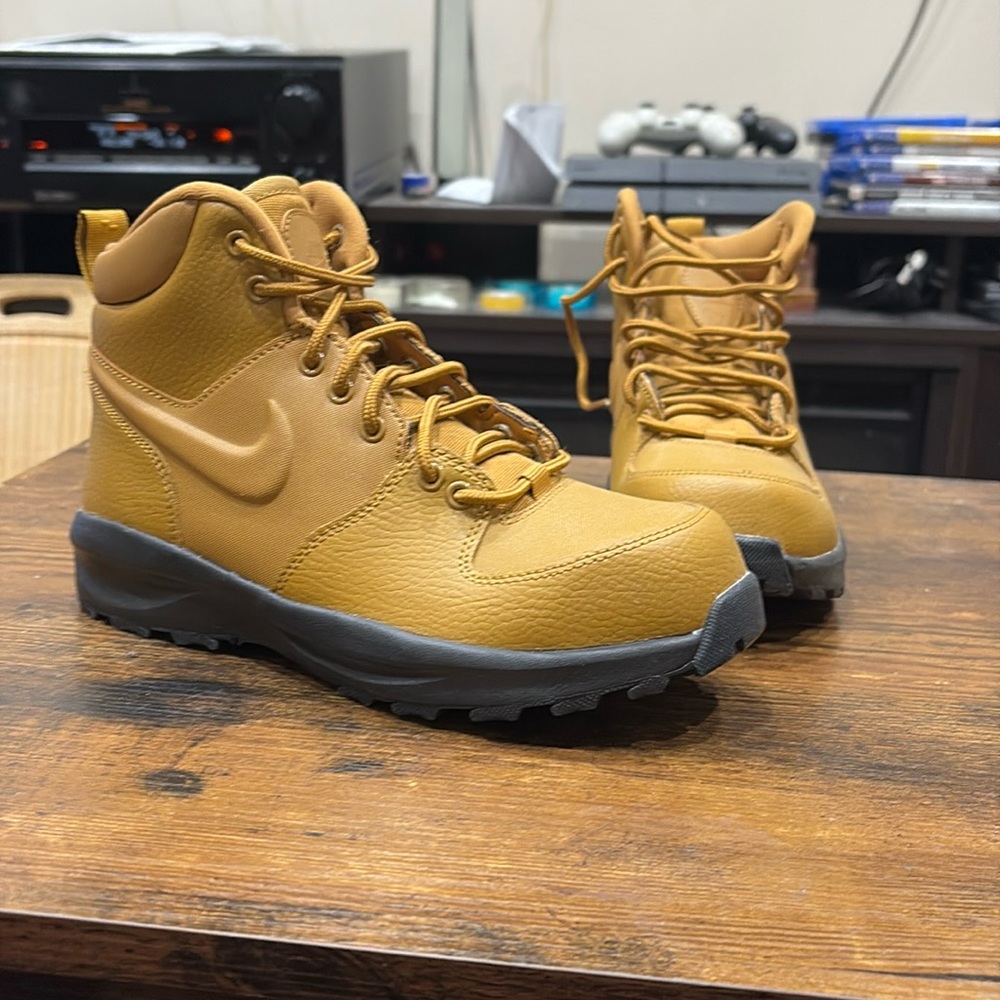 Nike kids manoa size 5.5